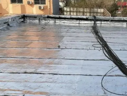 涞水卫生间漏水维修公司分享下涞水屋面楼顶防水刚性防水层施工要点。
